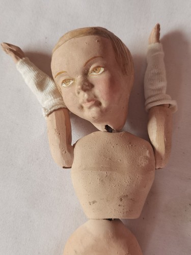 Museal uralte puppe aus ton - aus,
